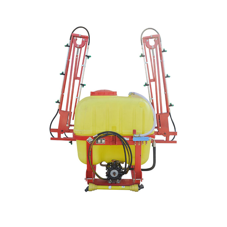 Poľnohospodársky postrekovač namontovaný na traktore